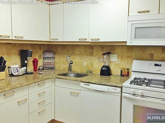 4th image of 2100 Linwood Ave APT 18B