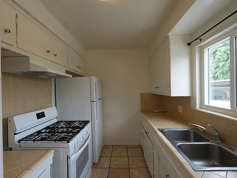 11915 Manor Dr — Photo 8