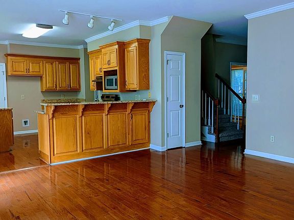 3rd image of 104 Spearpoint Ln