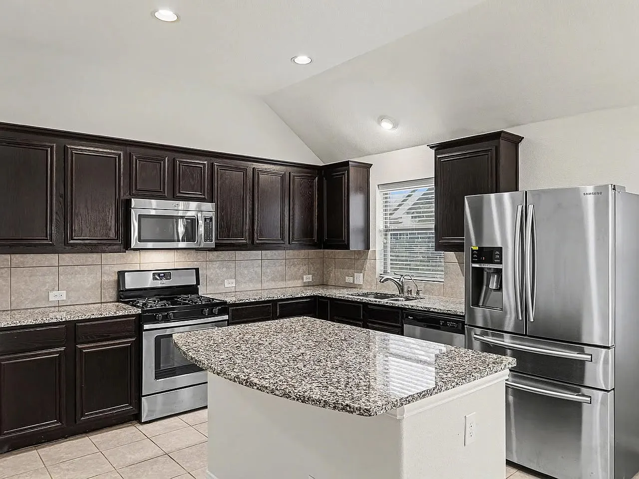 3 bed, 2507 sqft, $2,650 — Photo 2