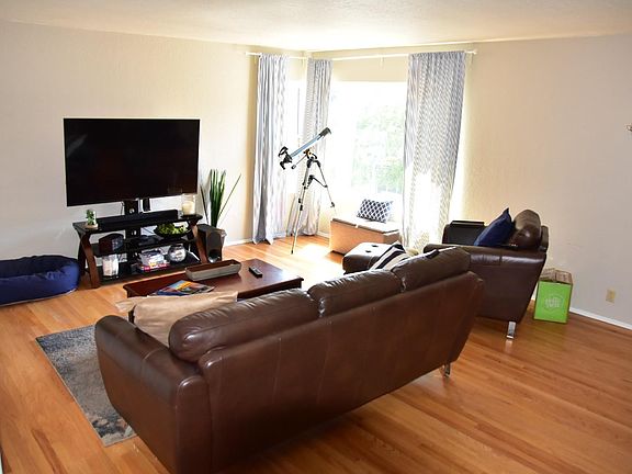 3rd image of 2855 Eagle St