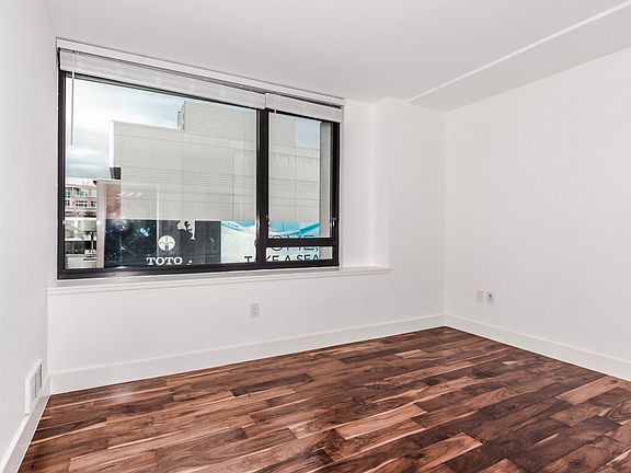 3rd image of 250 King St Unit 646