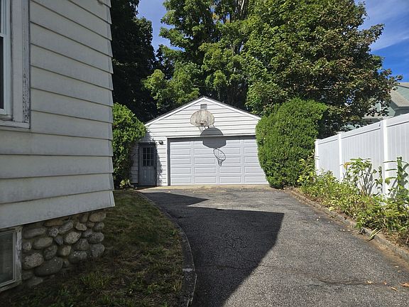 5th image of 9 Shore Dr