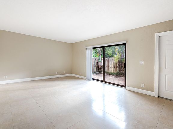 4th image of 2471 Waterside Dr