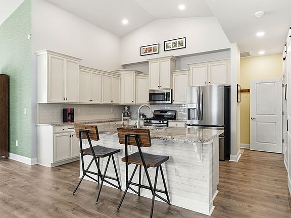 3rd image of 213 Sherwood Dr.