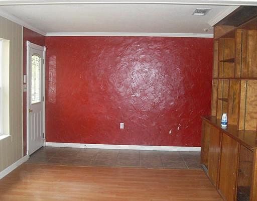 2nd image of 202 Oriole St