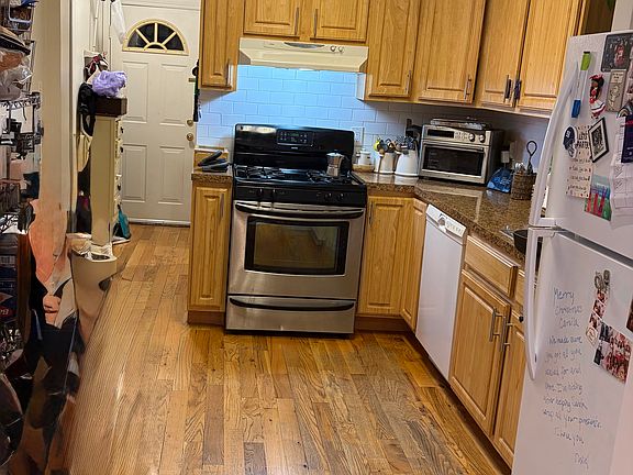 3rd image of 772 Hudson Ave #1
