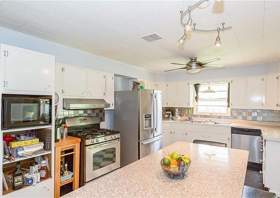 1st image of 825 NE 46th Ter