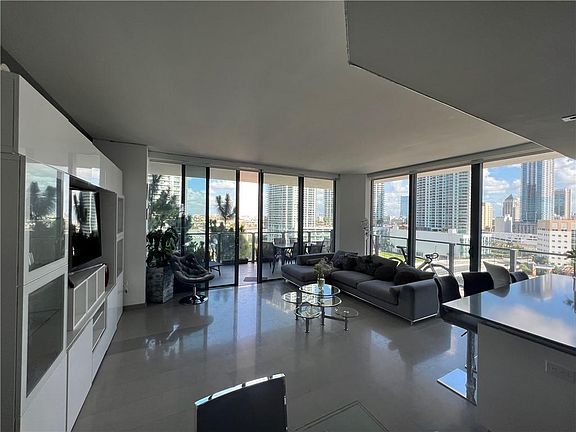 4th image of 68 SE 6th St APT 812