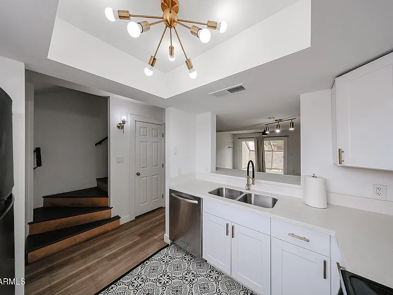 812 W 14th St — Photo 10