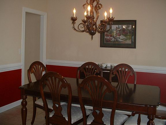 Inviting dining room!