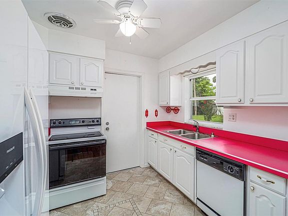 3rd image of 1104 Clearwater Rd