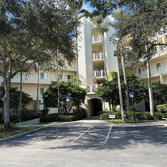 3500 Oaks Clubhouse Dr #303 — Photo 1