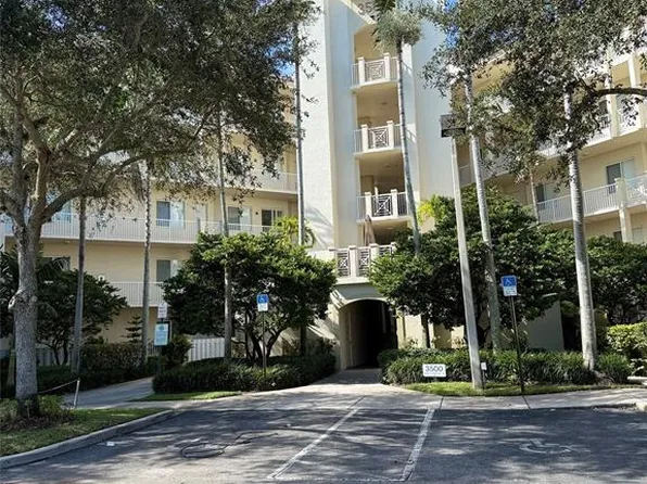 3500 Oaks Clubhouse Dr #303, Pompano Beach, FL 33069