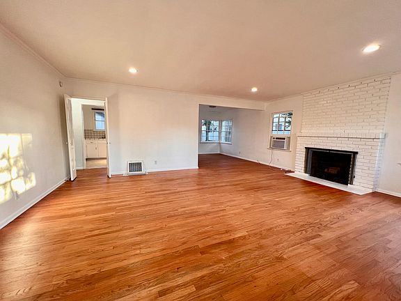 2nd image of 12154 Burbank Blvd