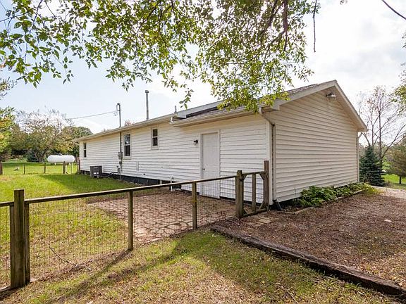 5th image of 110 Harris Dr