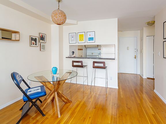 3rd image of 414 W 54th St #Phc