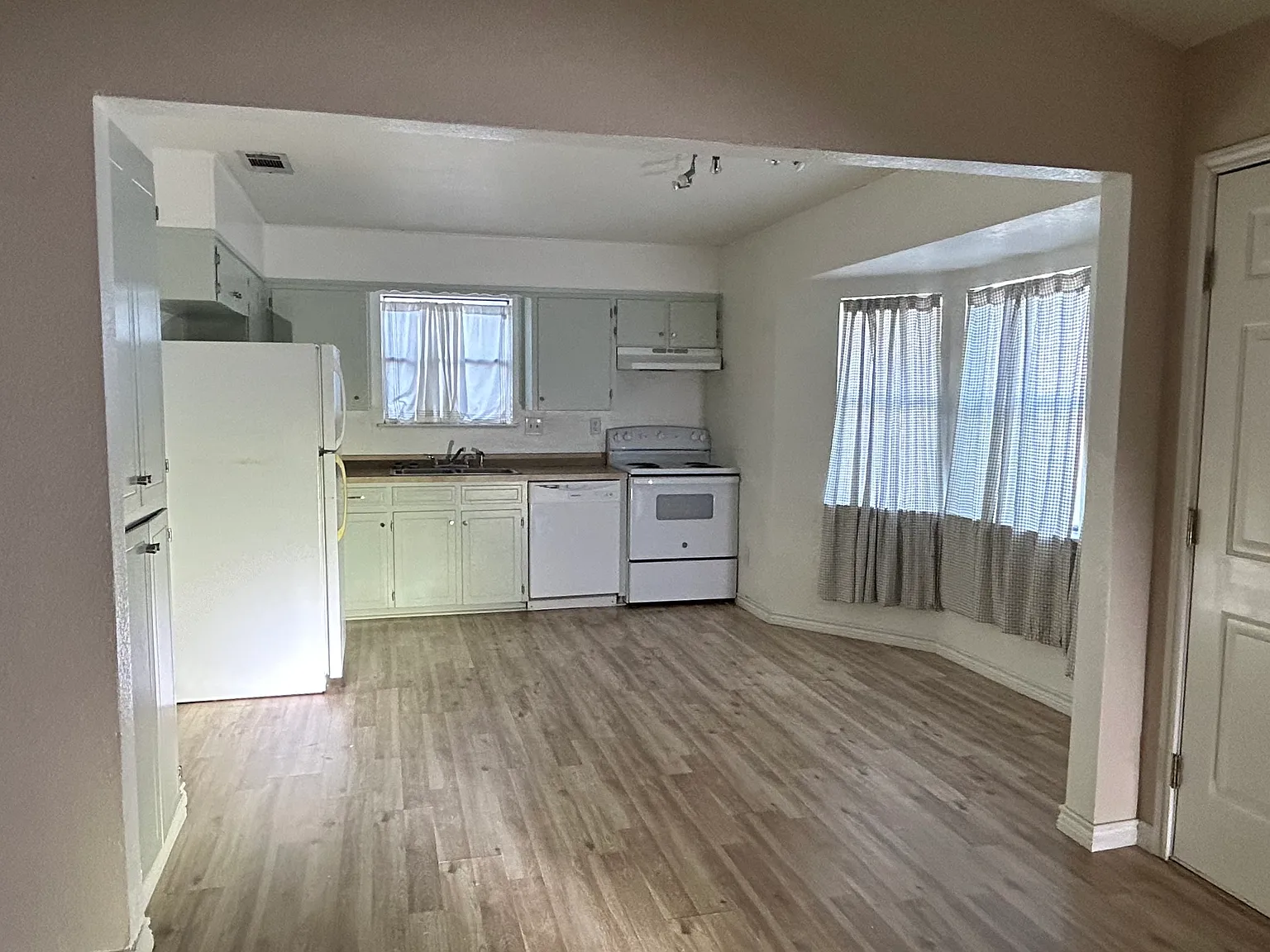 3 bed, 1129 sqft, $1,400 — Photo 4