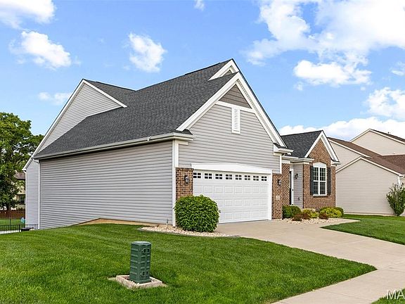 3rd image of 221 Northern Pines Ct
