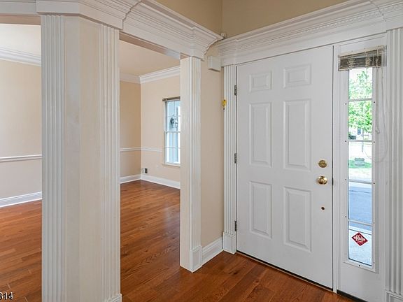 3rd image of 27 Bethpage Dr