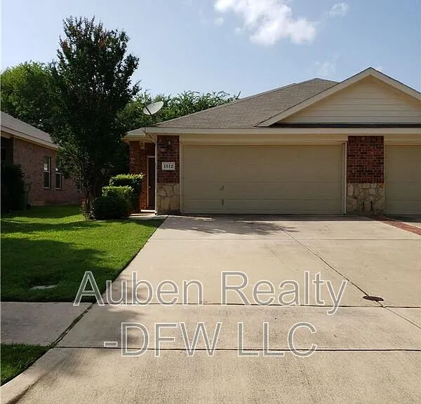 1512 Piedmont Dr — Photo 2