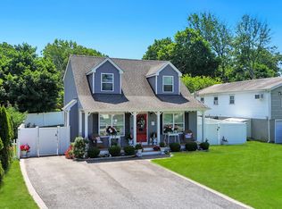 17 Walnut Rd, Kings Park, NY 11754