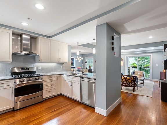 4th image of 321 Hammond Pond Pkwy Unit 201