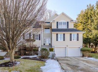 27 Vantage Ct, Port Jefferson, NY 11777