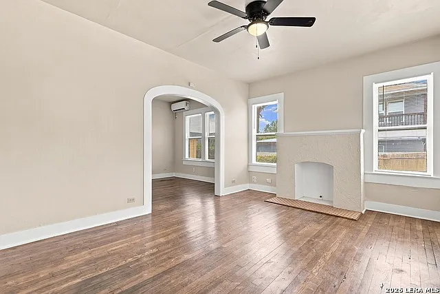 2 bed, 1.0 bath, 962 sqft, $1,600 — Photo 2