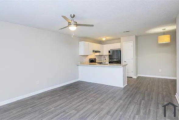 2 bed, 902 sqft, $975 — Photo 2