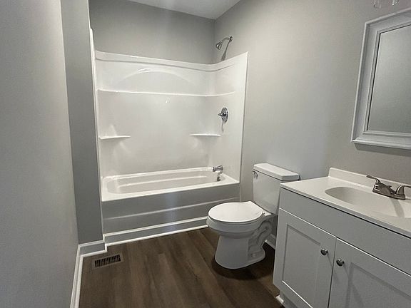 Front full bathroom off 2 bedrooms