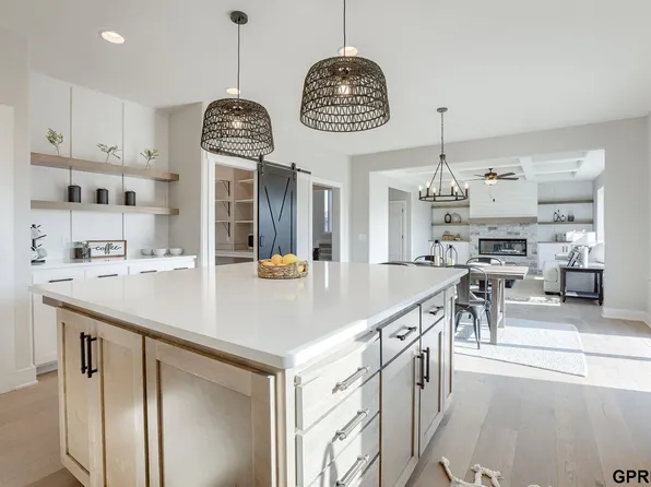 5720 N 209th St, Elkhorn, NE 68022