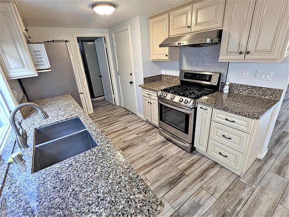 4th image of 1134 W Huntington Dr