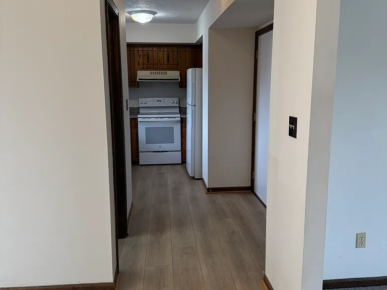 1034 Oriole Dr — Photo 4
