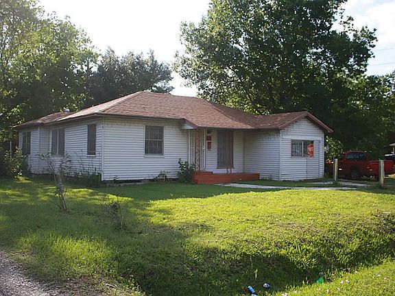 Plenty of yard space for summer family fun.