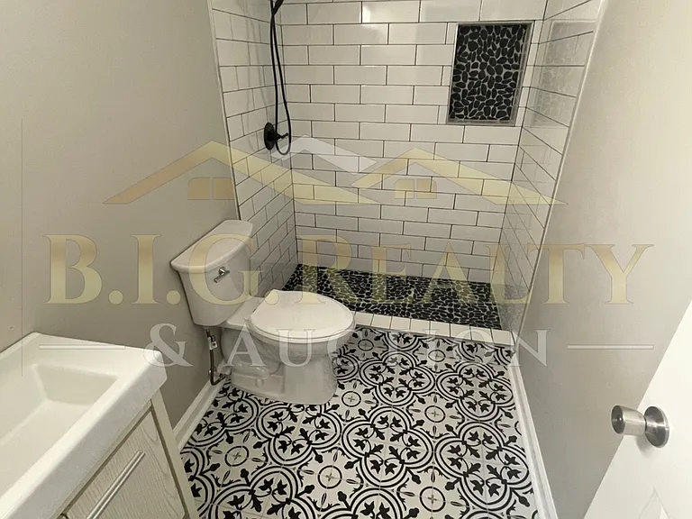 9718 Old Six Mile Ln — Photo 2