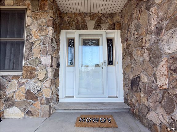 5th image of 22 Stone Ridge Dr