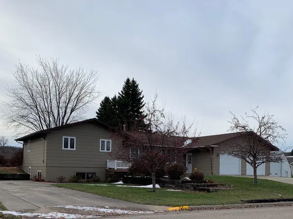 506 Hornung Ave, Walhalla, ND 58282