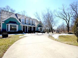 25W571 Plamondon Rd, Wheaton, IL 60189