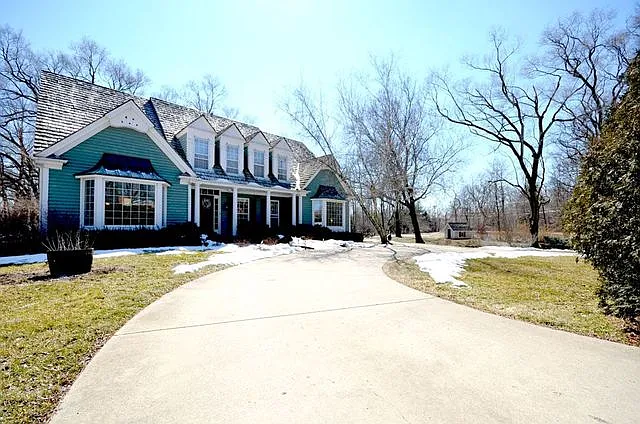 25W571 Plamondon Rd photo 1