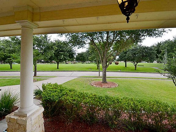 4th image of 1122 Autumn Village Dr
