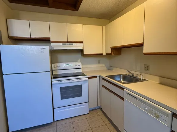 100 Bemis Rd #3B, Fitchburg, MA 01420