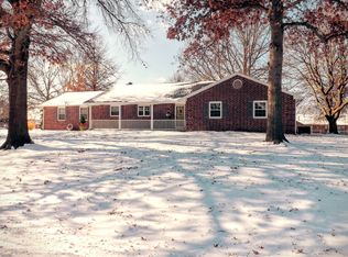 910 Westview Dr, Oskaloosa, KS 66066