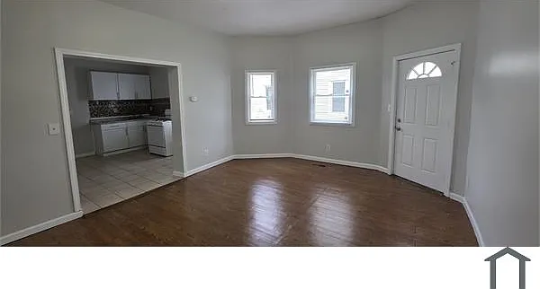 3 bed, 1100 sqft, $2,200 — Photo 4
