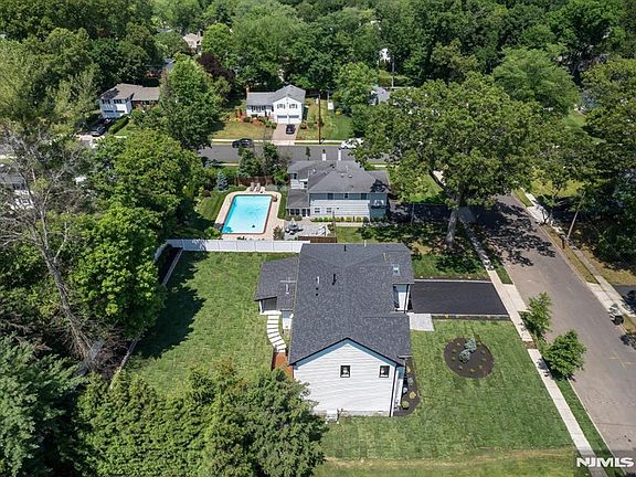 4th image of 513 Hensler Ln