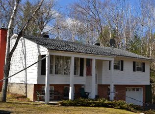 36 Rockland Ave, Saranac Lake, NY 12983