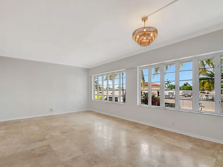 218 Worth Ave — Photo 10