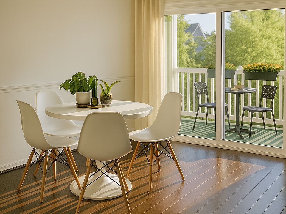 Dining area / Sliding door to balcony