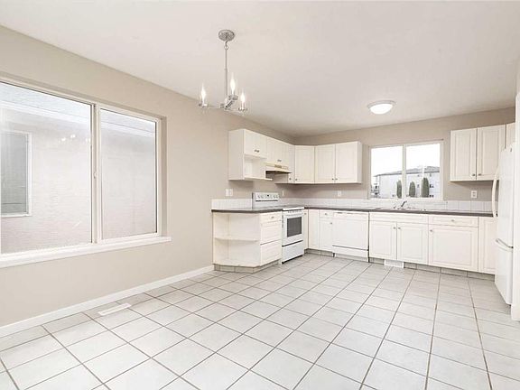 3rd image of 158 E Jerry Potts Blvd W