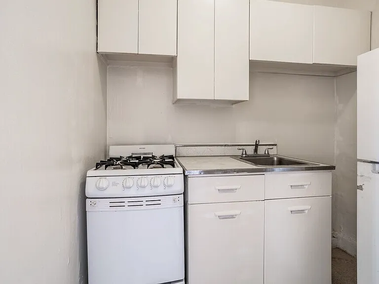 Stonehurst Apartments — Photo 12